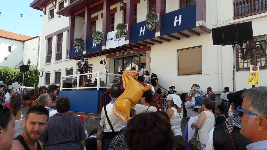 petits couples basques défilé hendaia ttiki