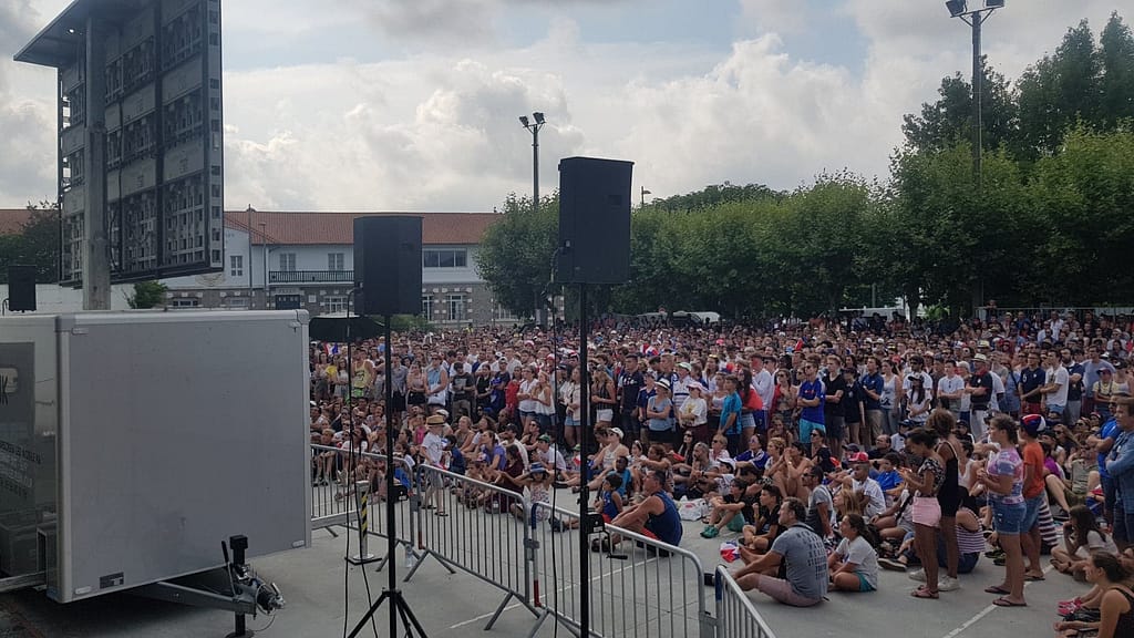 location écran géant LED plein jour 15m3 5x3 diffusion match