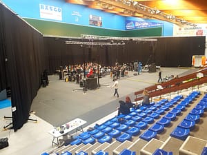 Pendrillonnage mur à gauche pour concert pendrillon mur à gauche concert trinquet drap noir dci event