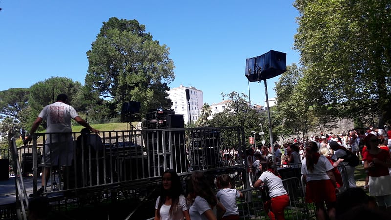 sonorisation scène, enceintes coaxiales actives DCI fêtes de Bayonne