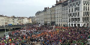 profs élèves ikastola Bayonne sonorisation place de la mairie