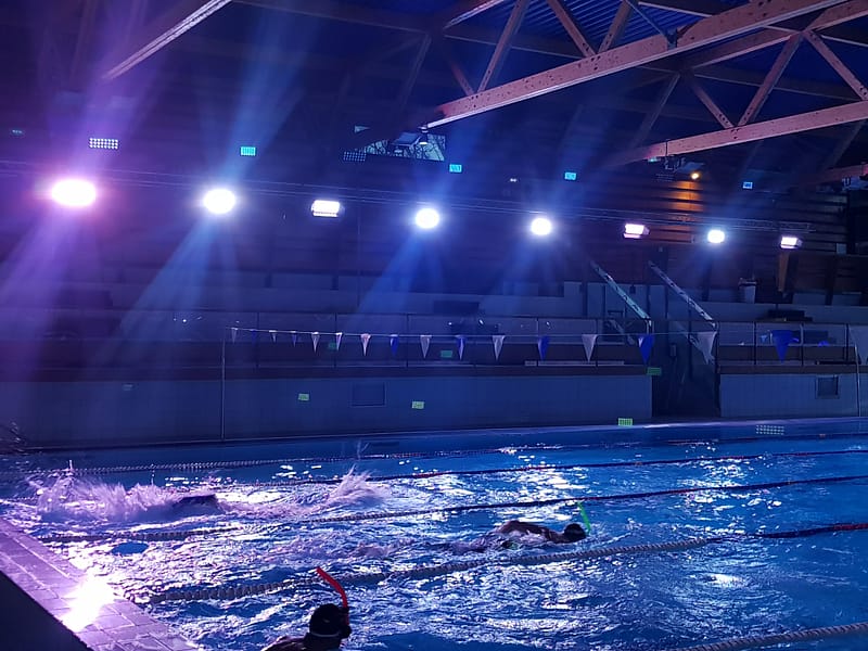 éclairage LED ambiance stade piscine sport